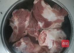 玉米胡箩卜炖筒子骨(电磁炉)的做法图解1