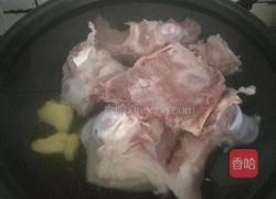 玉米胡箩卜炖筒子骨(电磁炉)的做法图解3