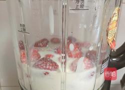草莓黄桃酸奶奶昔(粉红佳人)的做法图解7