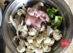 平菇炒花菜的做法图解1