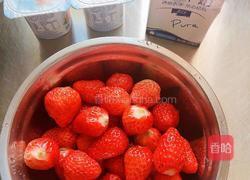 草莓黄桃酸奶奶昔（粉红佳人）的做法图解1