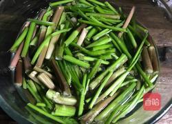 瓜子仁拌野芹菜梗的做法图解2