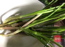 瓜子仁拌野芹菜梗的做法图解1