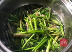 瓜子仁拌野芹菜梗的做法图解4