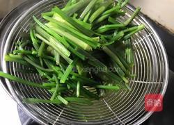 瓜子仁拌野芹菜梗的做法图解5