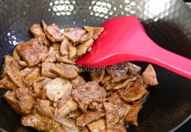锅烧热，加入适量油烧到六七成热，下入猪肝快速翻炒至断生后捞出。