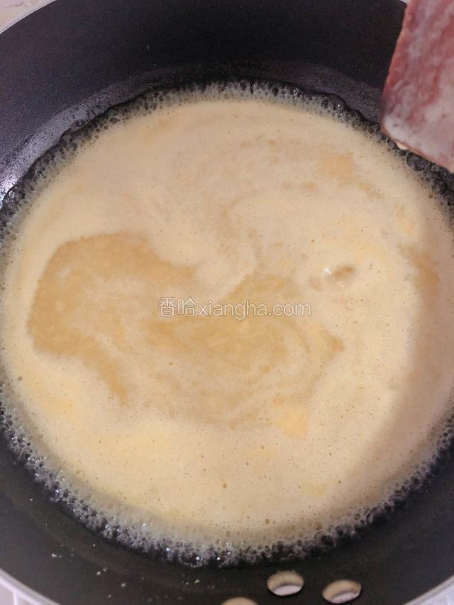 在果泥中加入200ml水，大火烧开，改小火熬制。