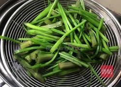 双椒炒野芹菜梗的做法图解5