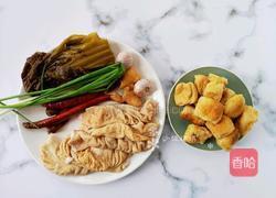 酸菜油豆腐烧肥肠的做法图解1