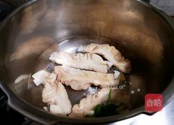 酸菜油豆腐烧肥肠的做法图解2