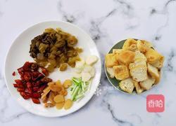 酸菜油豆腐烧肥肠的做法图解3