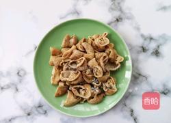 酸菜油豆腐烧肥肠的做法图解4