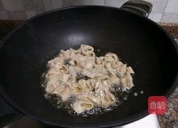酸菜油豆腐烧肥肠的做法图解6