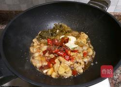 酸菜油豆腐烧肥肠的做法图解8