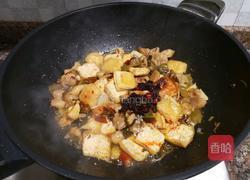 酸菜油豆腐烧肥肠的做法图解10