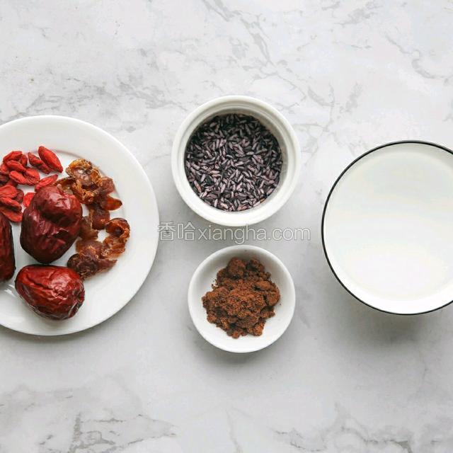 准备好所有需要用到的食材，红枣去核备用