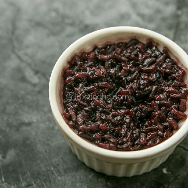 血糯米洗净后放入小碗，加入没过顶部8毫米的水蒸熟备用