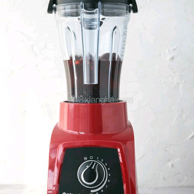  将所有食材按照血糯米、红枣、桂圆、枸杞、红糖、水的顺序依次放入vitamix的搅拌杯中，并盖好杯盖