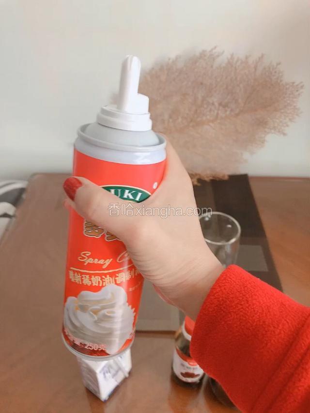 快速摇晃稀奶油，摇到瓶内无晃动液体时停止，大概2-3分钟即可。