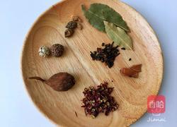 香辣卤鸡脖的做法图解1