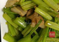 家常芹菜炒五花肉的做法图解4