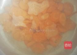 木耳胡萝卜馅包子的做法图解1