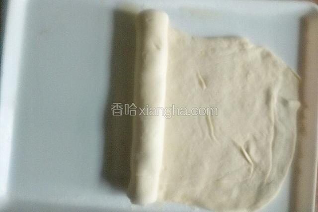 再次擀成长方形后从一头卷起