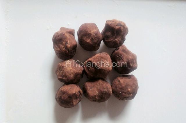 把豆沙馅均分成9等份
