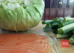 烟熏三文鱼香葱生菜卷的做法图解1
