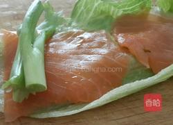 烟熏三文鱼香葱生菜卷的做法图解3