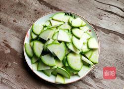 西葫芦炒腊肠的做法图解1