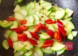 西葫芦炒腊肠的做法图解7