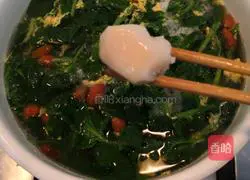 Illustration of how to make wolfberry sprout and egg soup 9