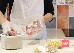 新西兰花胶筒子骨黄豆苦瓜汤的做法图解4