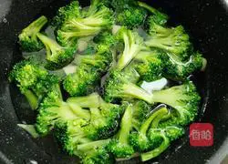 Illustration of how to stir-fry broccoli with yellow pepper 8
