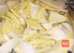 双椒炒春笋的做法图解1