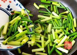 鲜蒜薹炒腊肠的做法图解7