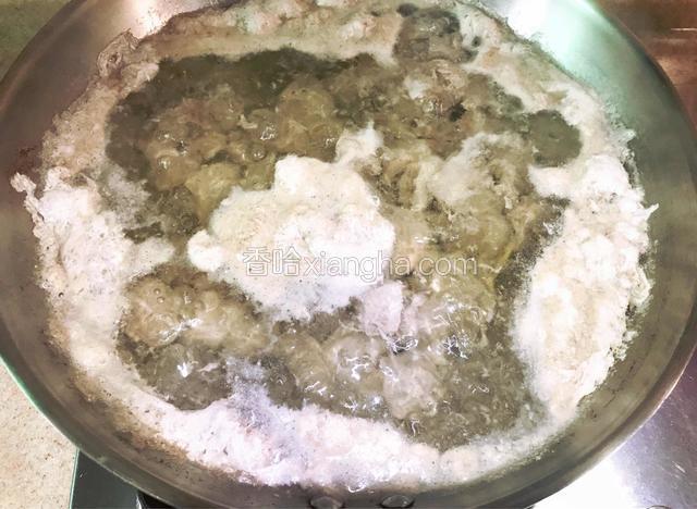 大火烧开后煮1-2分钟，直到看不见血水从肉中淅出。