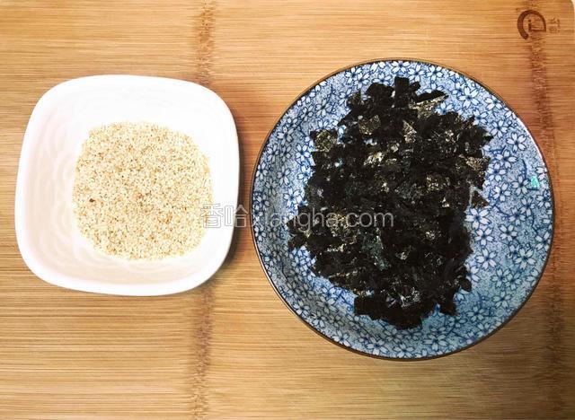 白芝麻炒熟，海苔剪成小块。