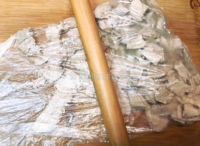温温热放入保鲜袋中用擀面杖擀扁。