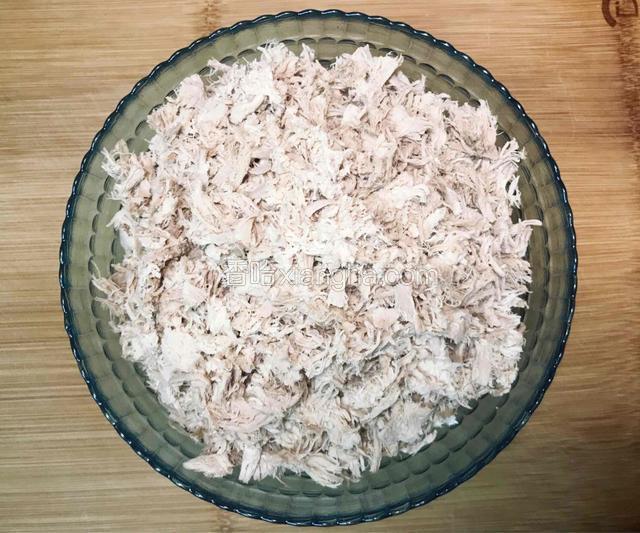 将擀扁的肉片大致撕细。