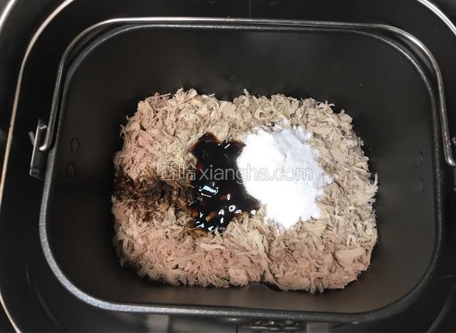 将撕好的肉丝和配料表中炒制的调料（除去海苔和芝麻）一起放入面包机的面包桶中。