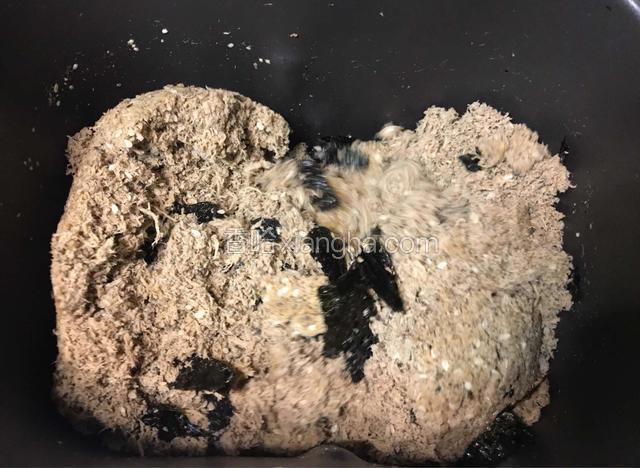 炒制一个程序后加入海苔和白芝麻。