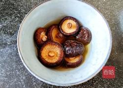 超简单家常版~香菇黄焖鸡的做法图解2