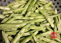 四季豆炒肥肠的做法图解1