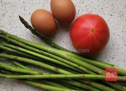 芦笋蕃茄炒蛋的做法图解1