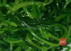 Illustration of how to make spinach with nuts 1