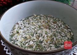 槐花炒蛋的做法图解1