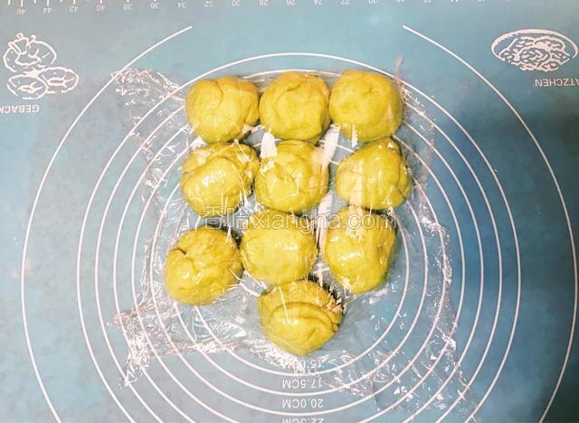 稍微捏一下盖上保鲜膜静置10分钟。