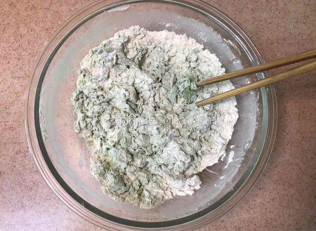 面粉加盐和桑叶汁搅成粗絮状。